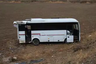 Cenazeye Giden Midibüs Devrildi: 29 Yaralı