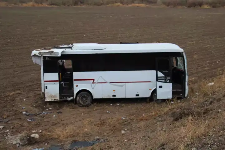Cenazeye Giden Midibüs Devrildi: 29 Yaralı
