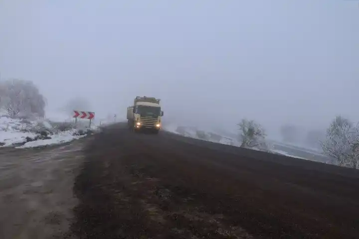 Sis, İlçeler Arası Yolda Görüşü Sınırlıyor